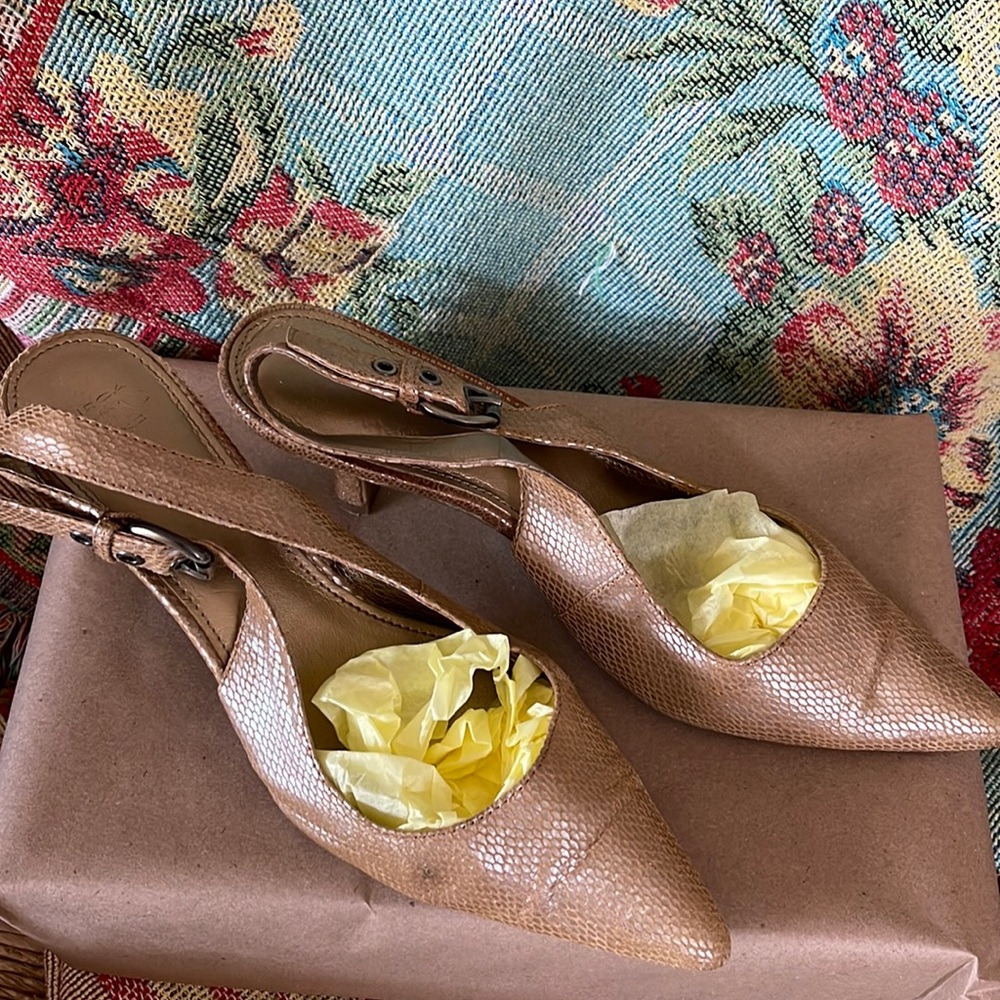 VINTAGE Joan and David all leather kitten toe!